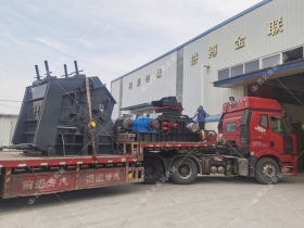 1000*700液壓對(duì)輥制砂機(jī)，1210反擊破發(fā)往四川