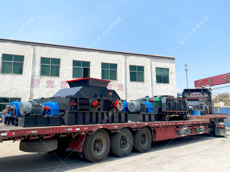 1200*1200雙齒輥破碎機(jī)，兩臺(tái)900*900軌道移動(dòng)雙齒輥破碎機(jī)發(fā)往云南